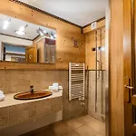 L'ours Centre Jacuzzi Apartman