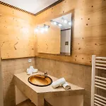 L'ours Centre Jacuzzi Apartman *