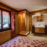 L'ours Centre Jacuzzi Apartman *