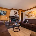 L'ours Centre Jacuzzi Apartman