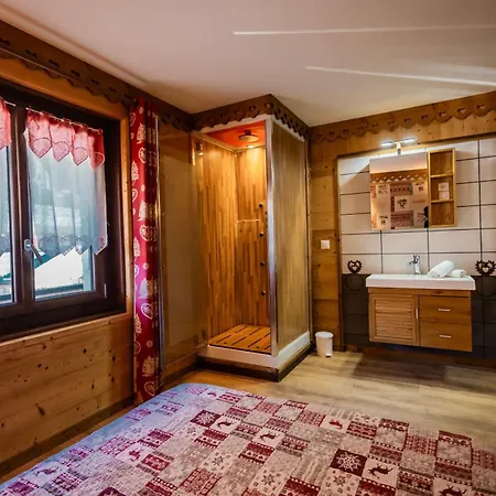 L'ours Centre Jacuzzi Apartment *